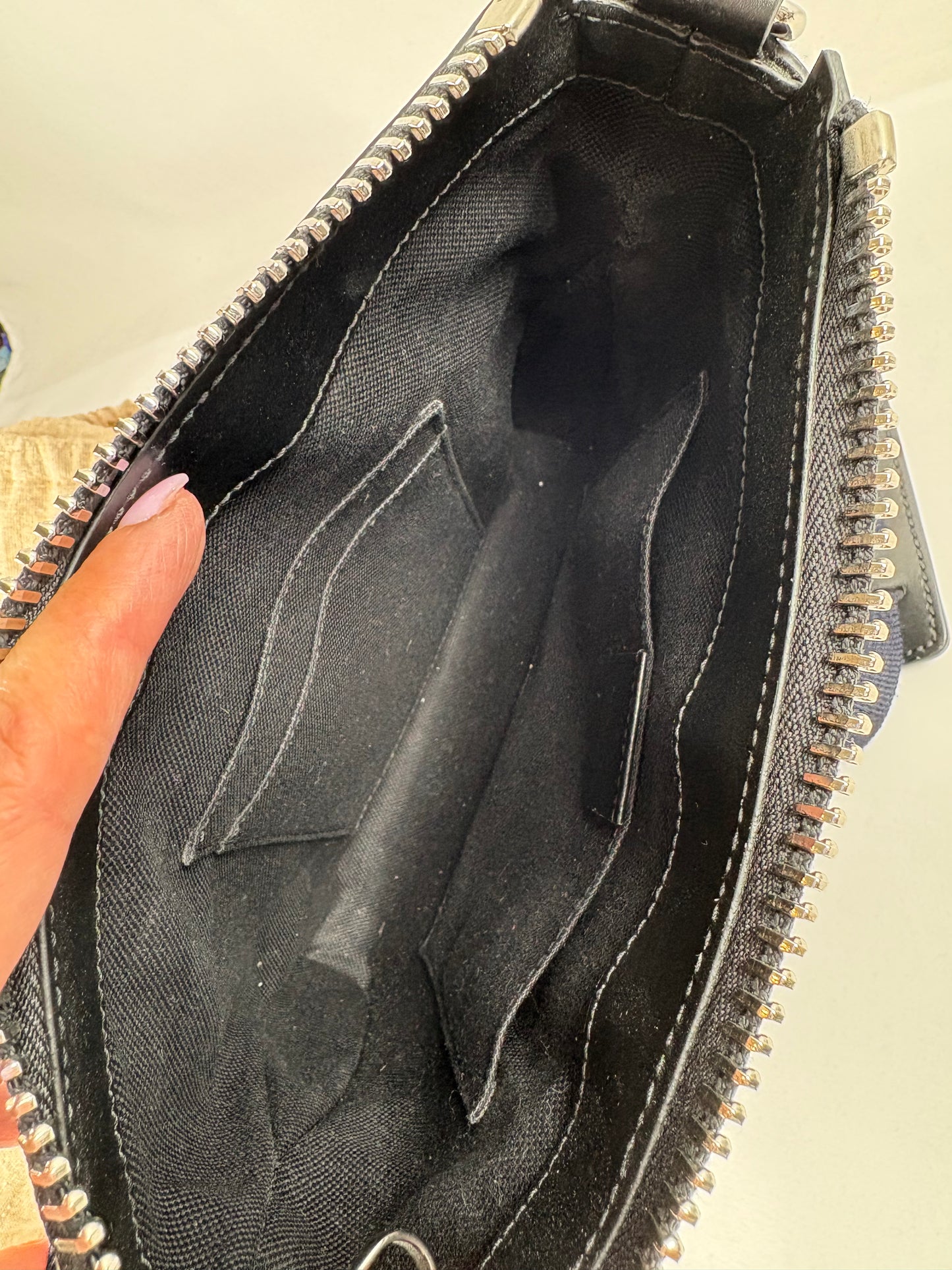 Pre-Owned GUCCI GG Messenger Black Handbag, Small