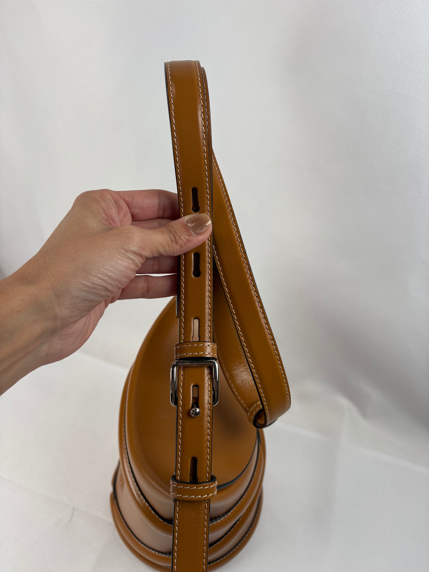 Pre-Owned ALEXANDER MCQUEEN The Curve Bucket Apricot Handbag, Small