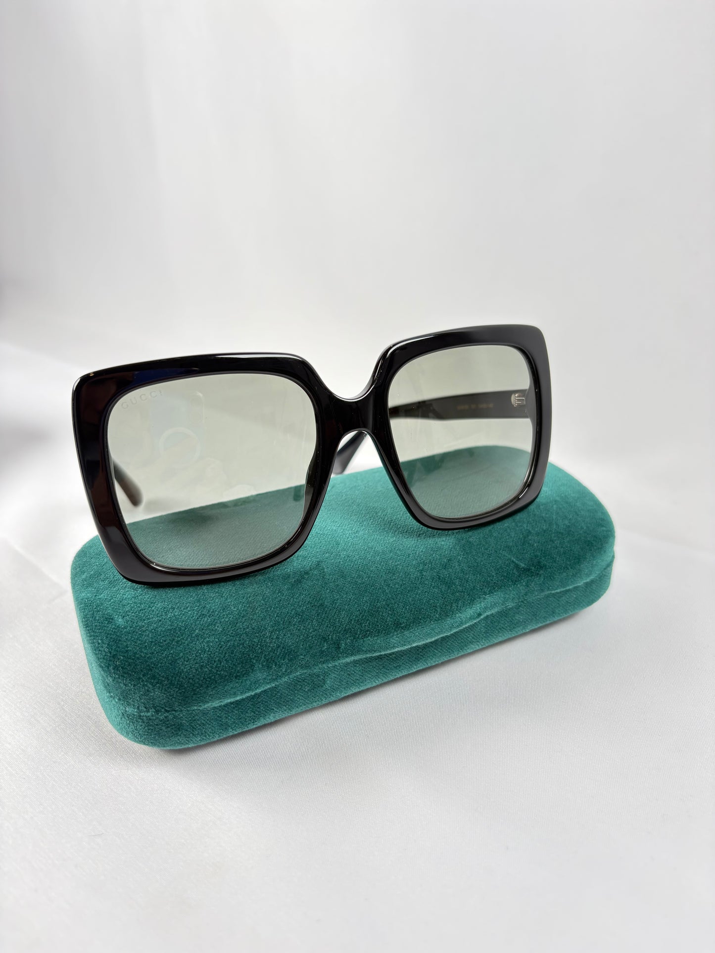 Pre-Owned GUCCI Square Black Sunglasses
