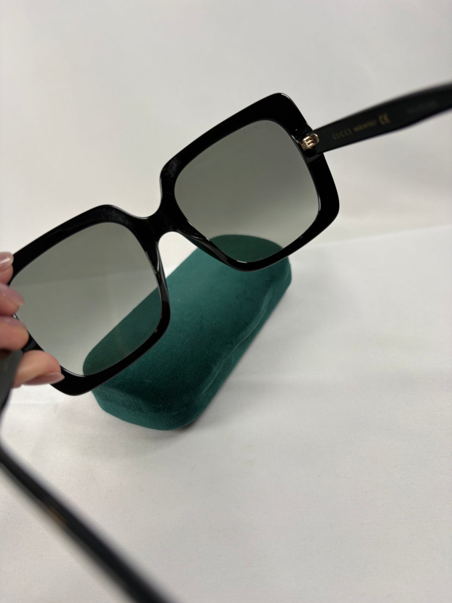 Pre-Owned GUCCI Square Black Sunglasses