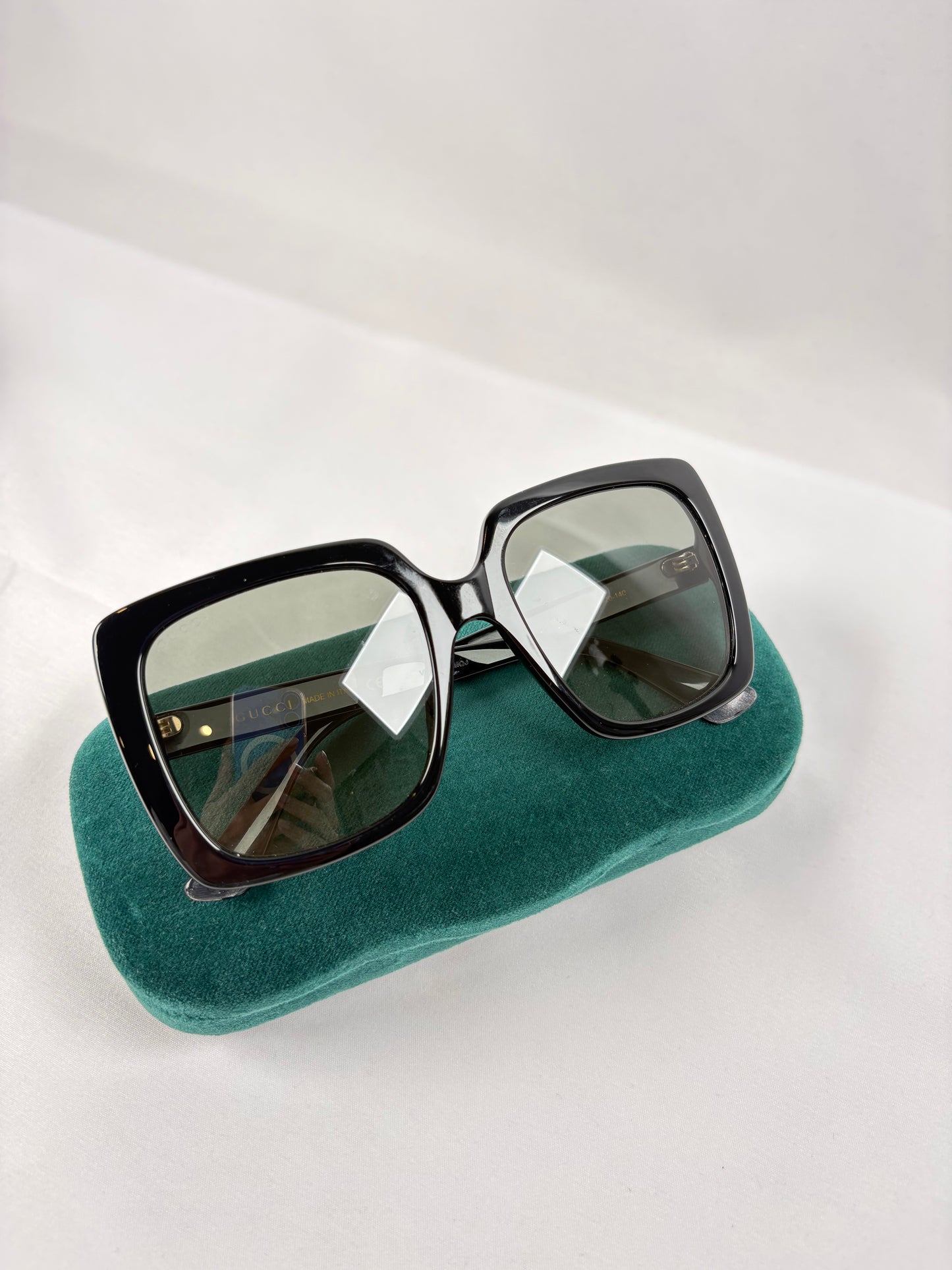 Pre-Owned GUCCI Square Black Sunglasses