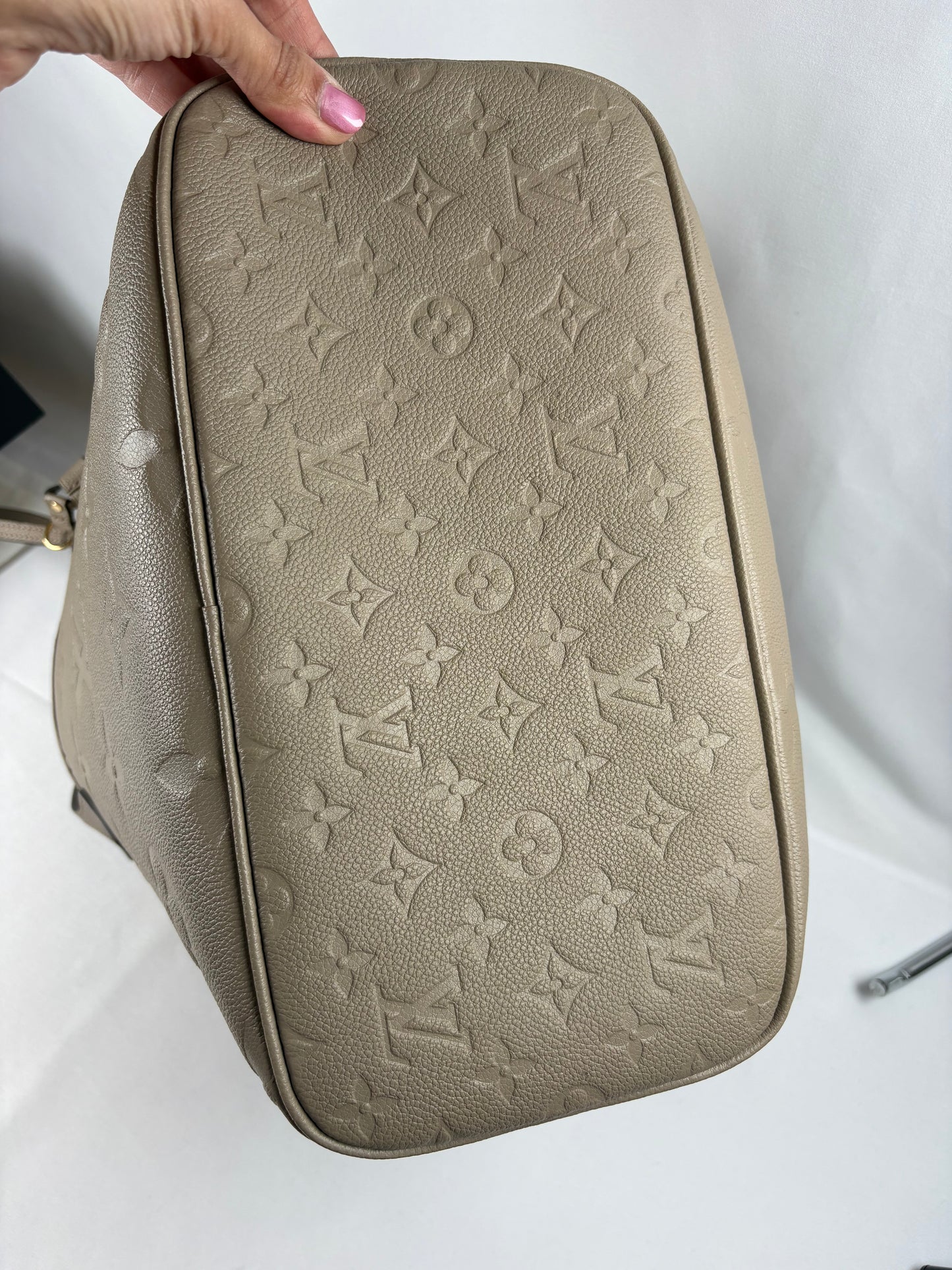 Pre-Owned LOUIS VUITTON Neverfull Handbag, Turtle Dove, MM