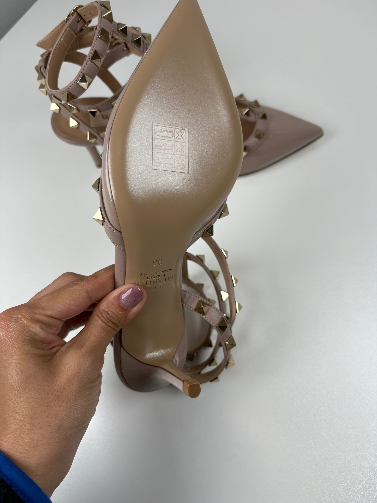 Pre-Owned VALENTINO Rockstud Pumps, Poudre, 36
