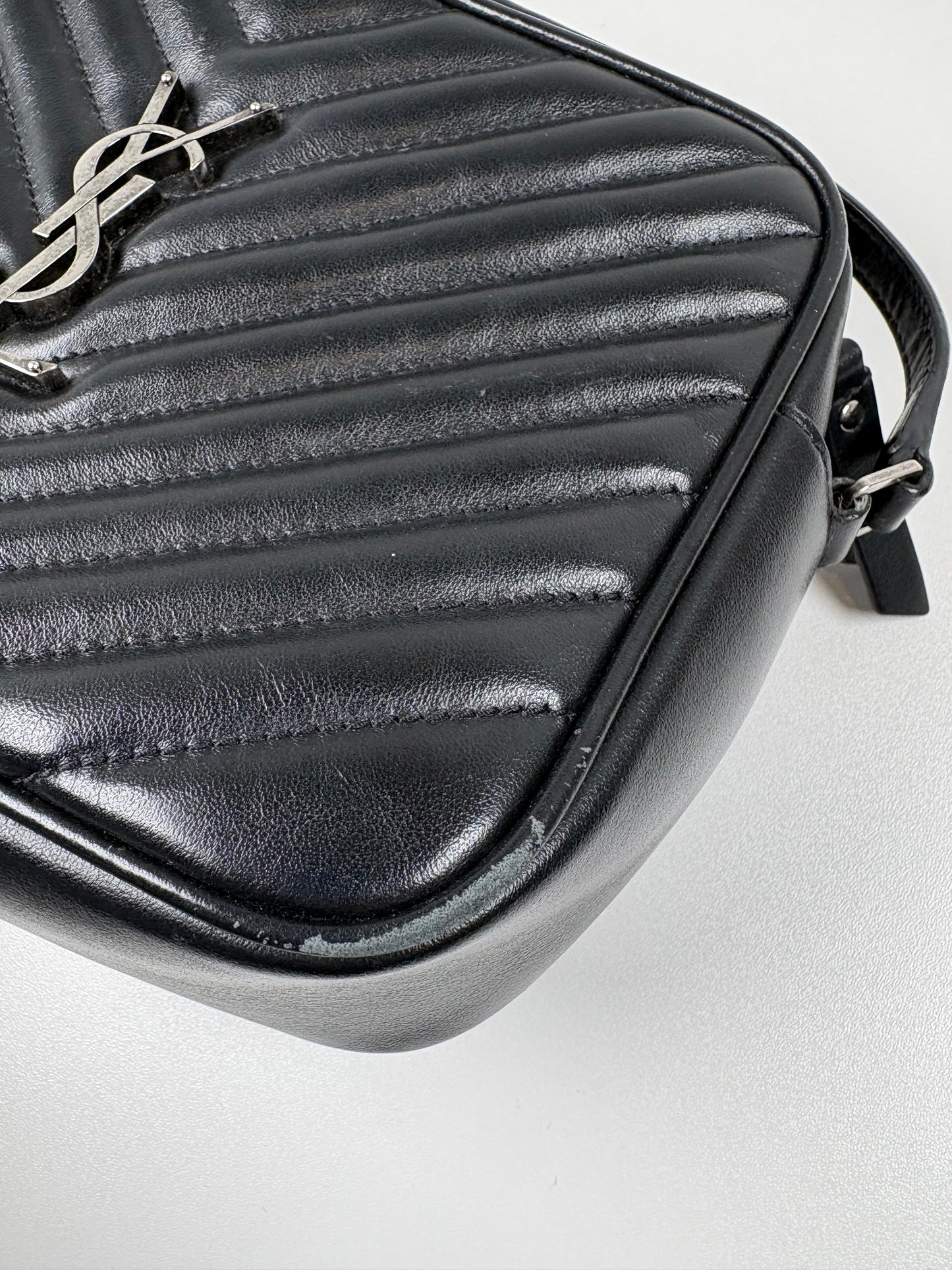 Pre-Owned SAINT LAURENT Lou Camera Handbag, Black