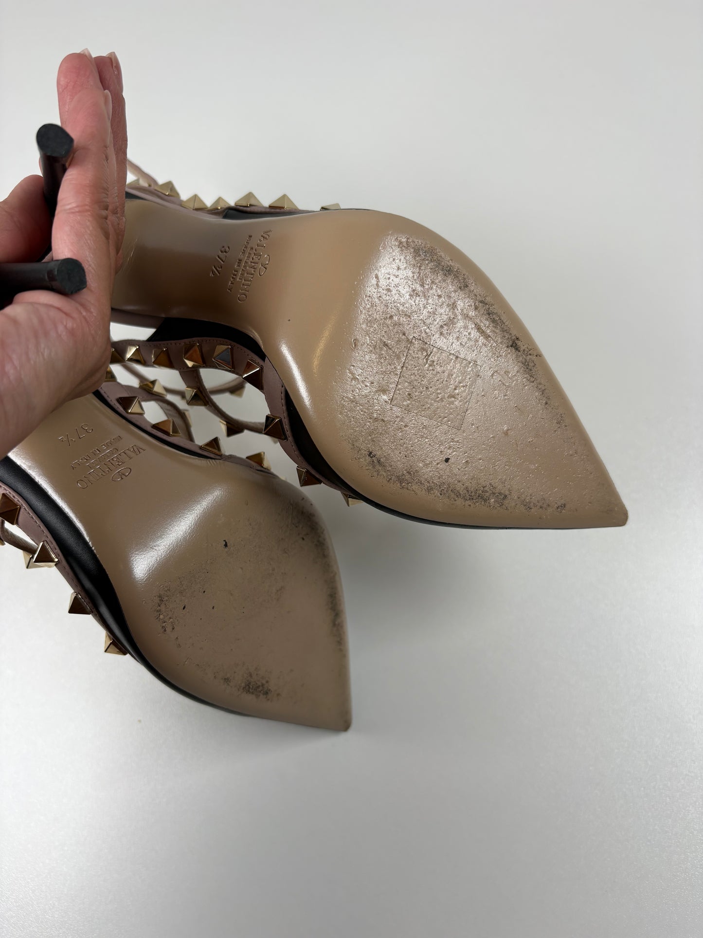 Pre-Owned VALENTINO Rockstud Pumps, Black/Beige, 37.5