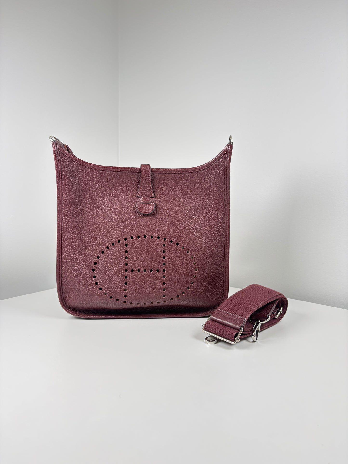Pre-Owned HERMES Evelyn III 29 Handbag, Bordeaux