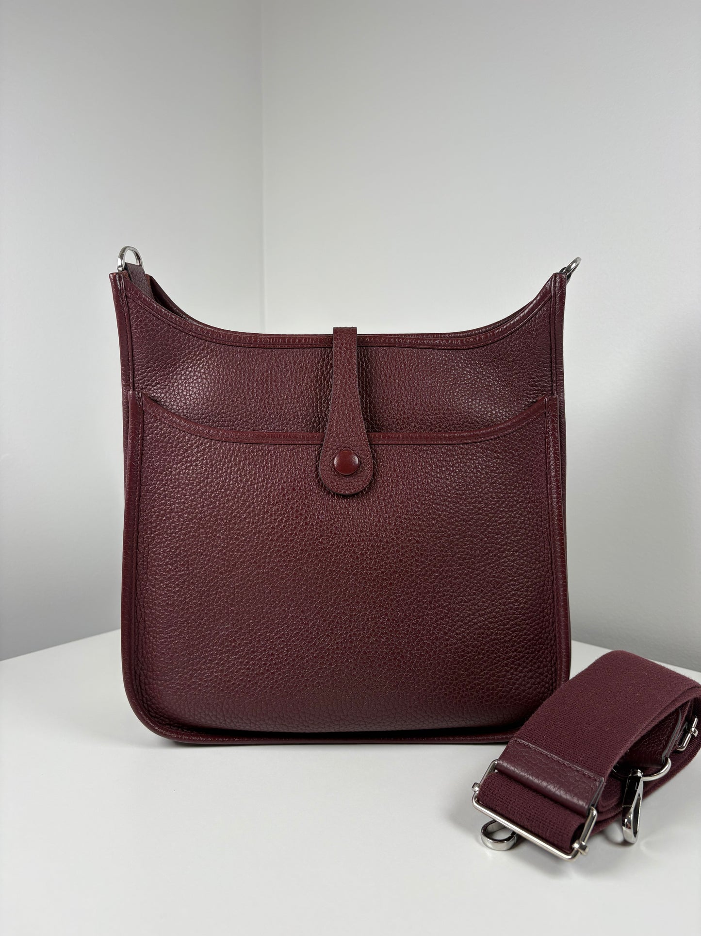 Pre-Owned HERMES Evelyn III 29 Handbag, Bordeaux