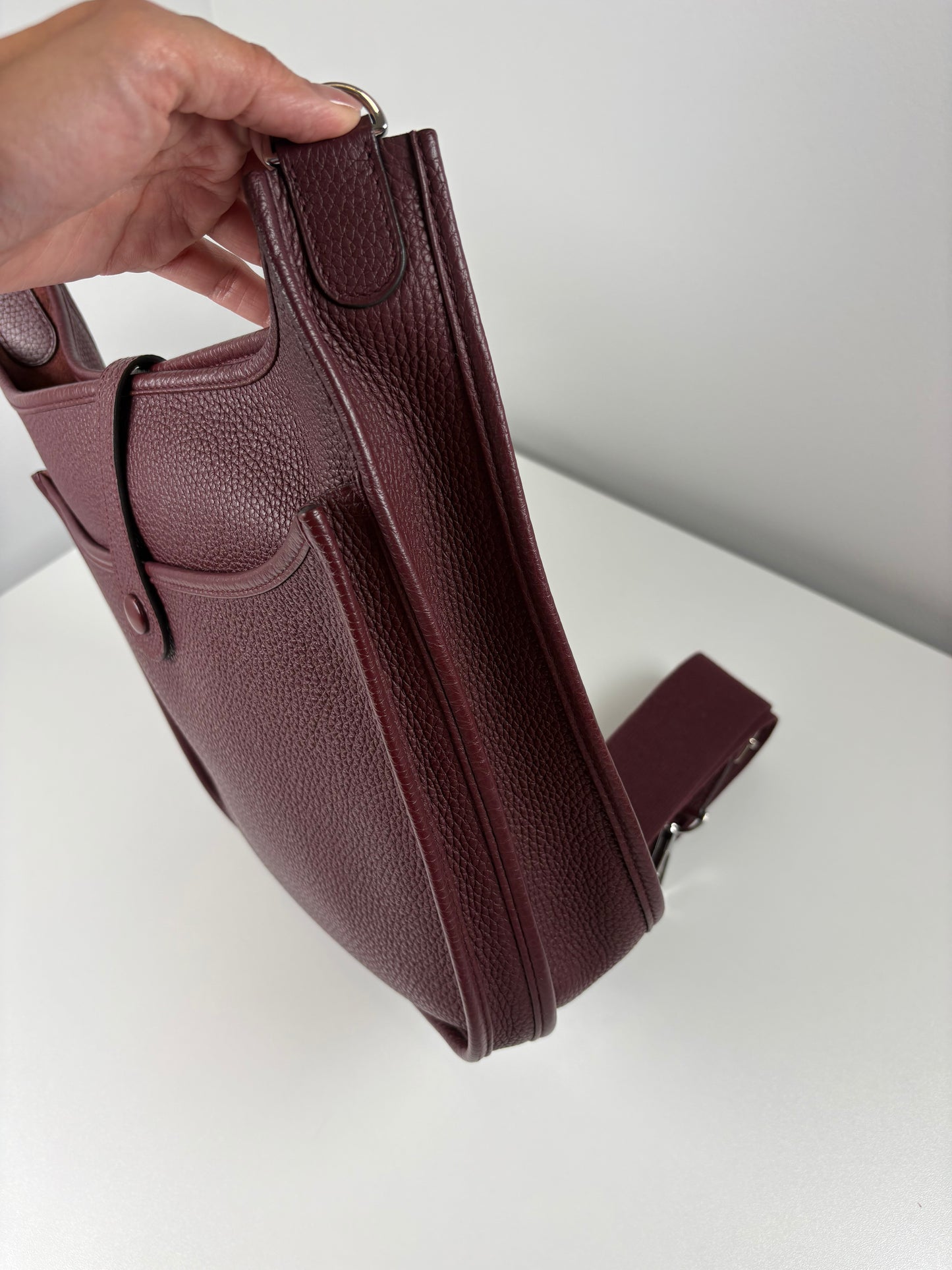 Pre-Owned HERMES Evelyn III 29 Handbag, Bordeaux