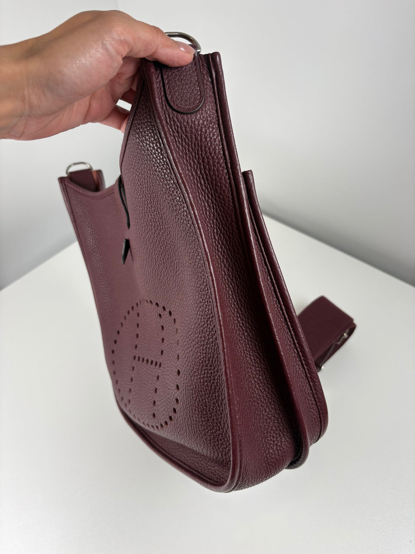 Pre-Owned HERMES Evelyn III 29 Handbag, Bordeaux