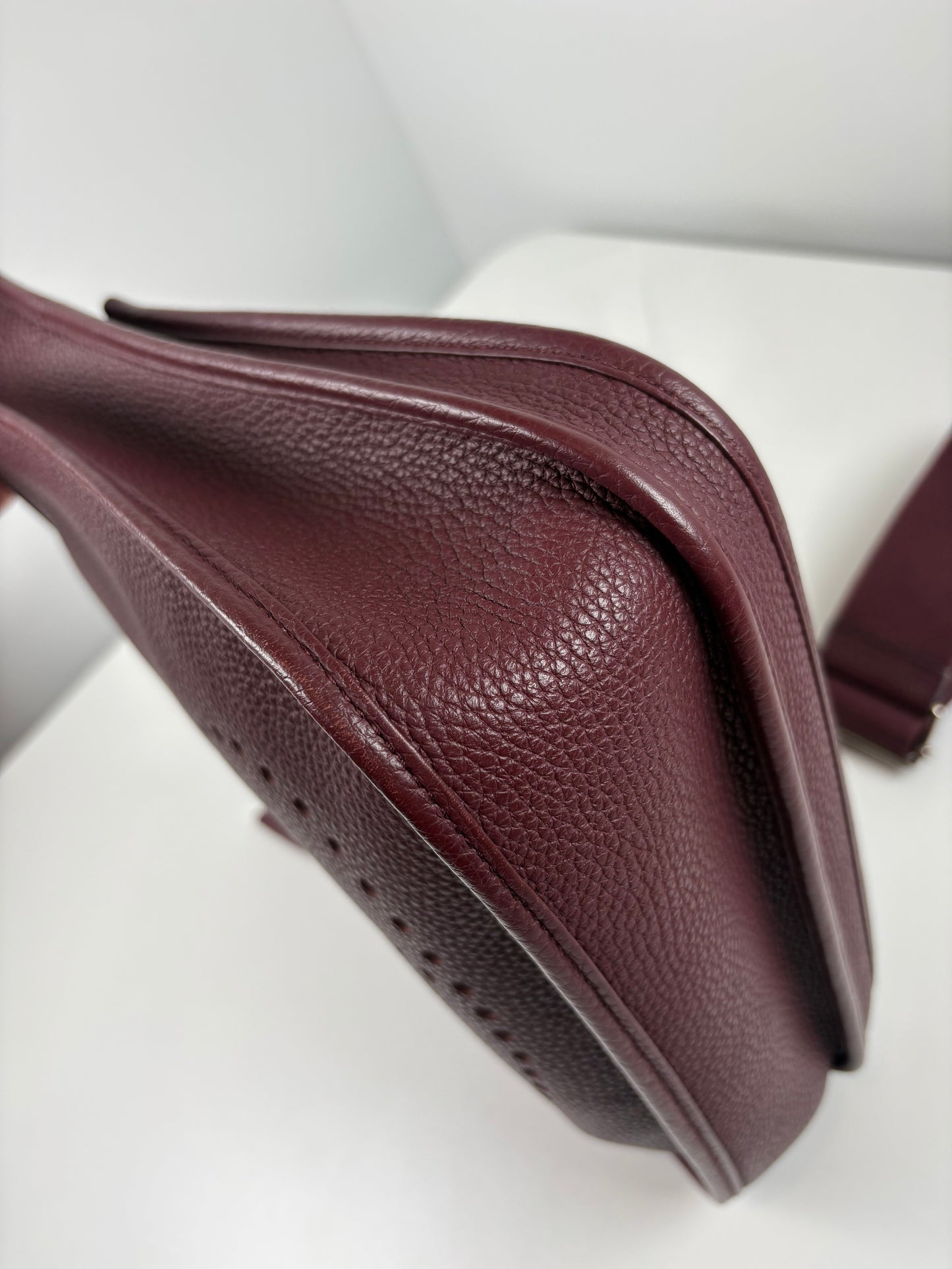 Pre-Owned HERMES Evelyn III 29 Handbag, Bordeaux