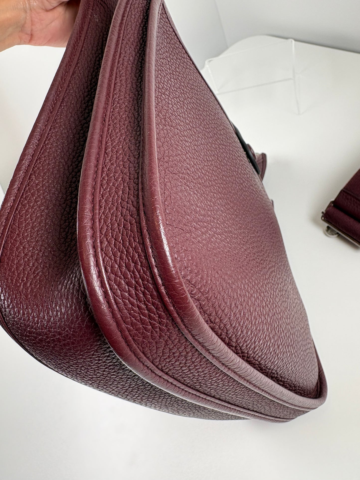 Pre-Owned HERMES Evelyn III 29 Handbag, Bordeaux