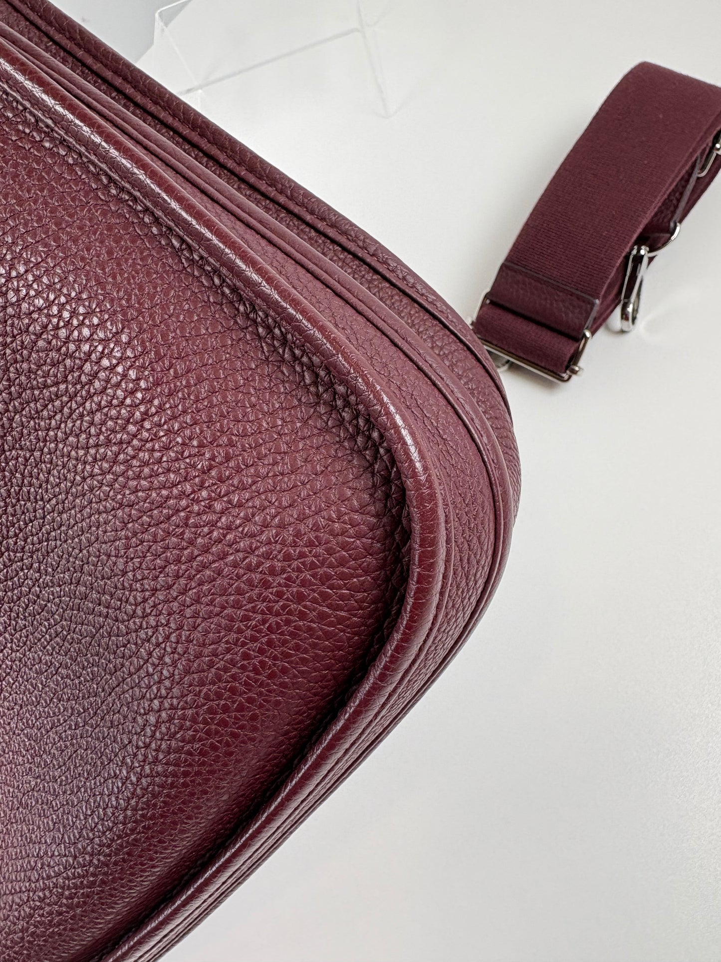 Pre-Owned HERMES Evelyn III 29 Handbag, Bordeaux