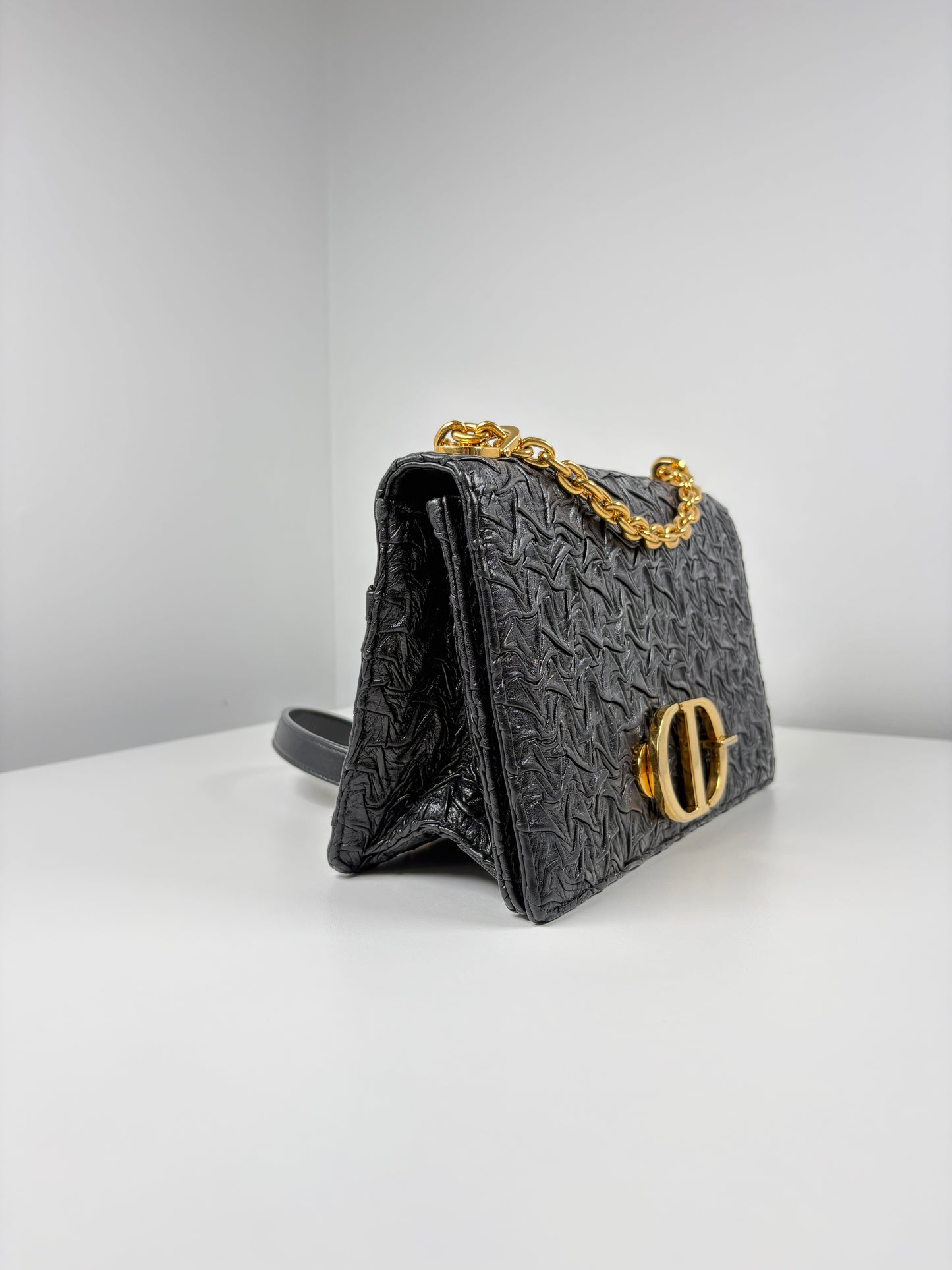 Pre-Owned CHRISTIAN DIOR Wavy-Effect Montaigne Chain Handbag, Black/GHW, 30