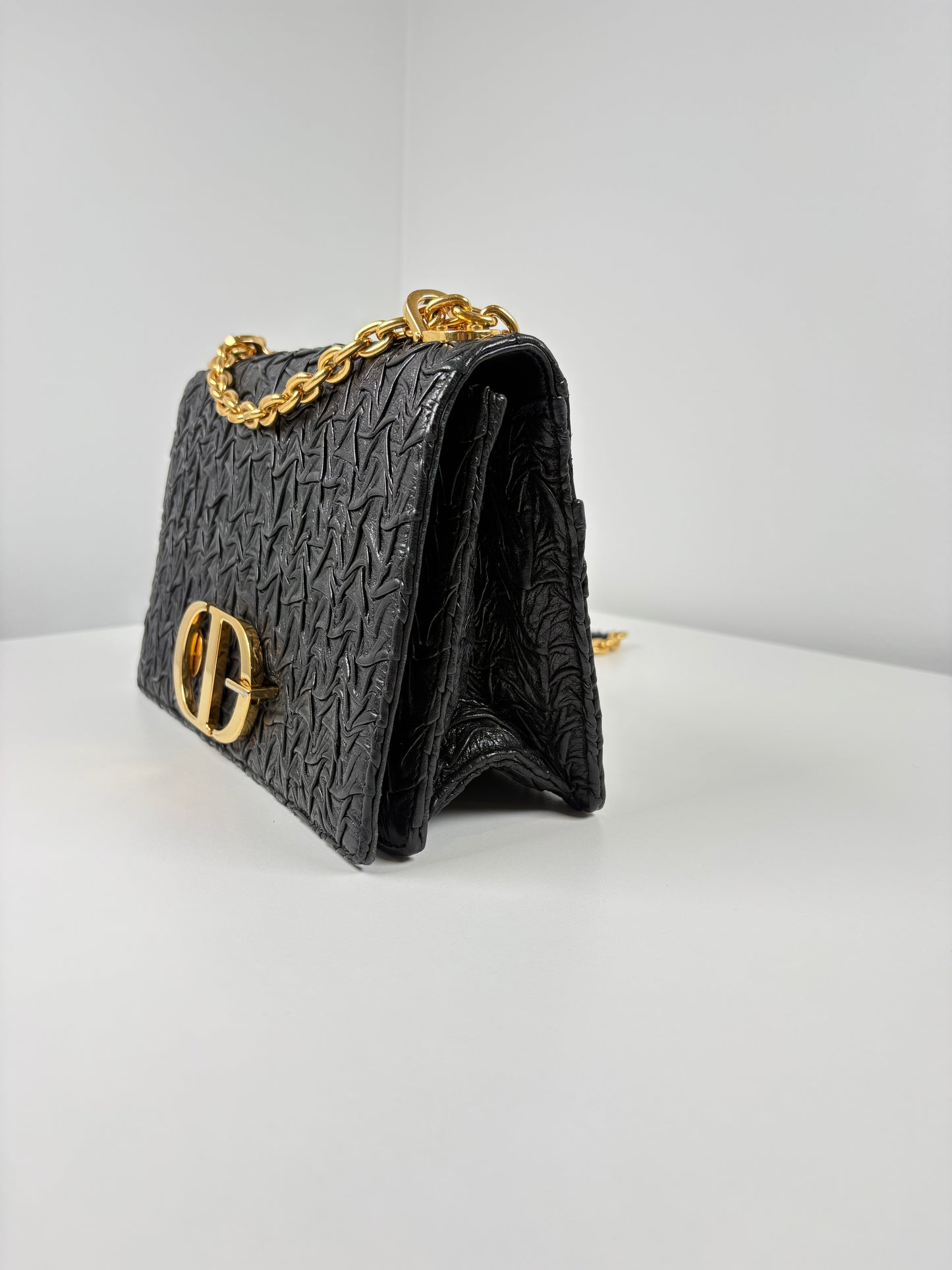 Pre-Owned CHRISTIAN DIOR Wavy-Effect Montaigne Chain Handbag, Black/GHW, 30
