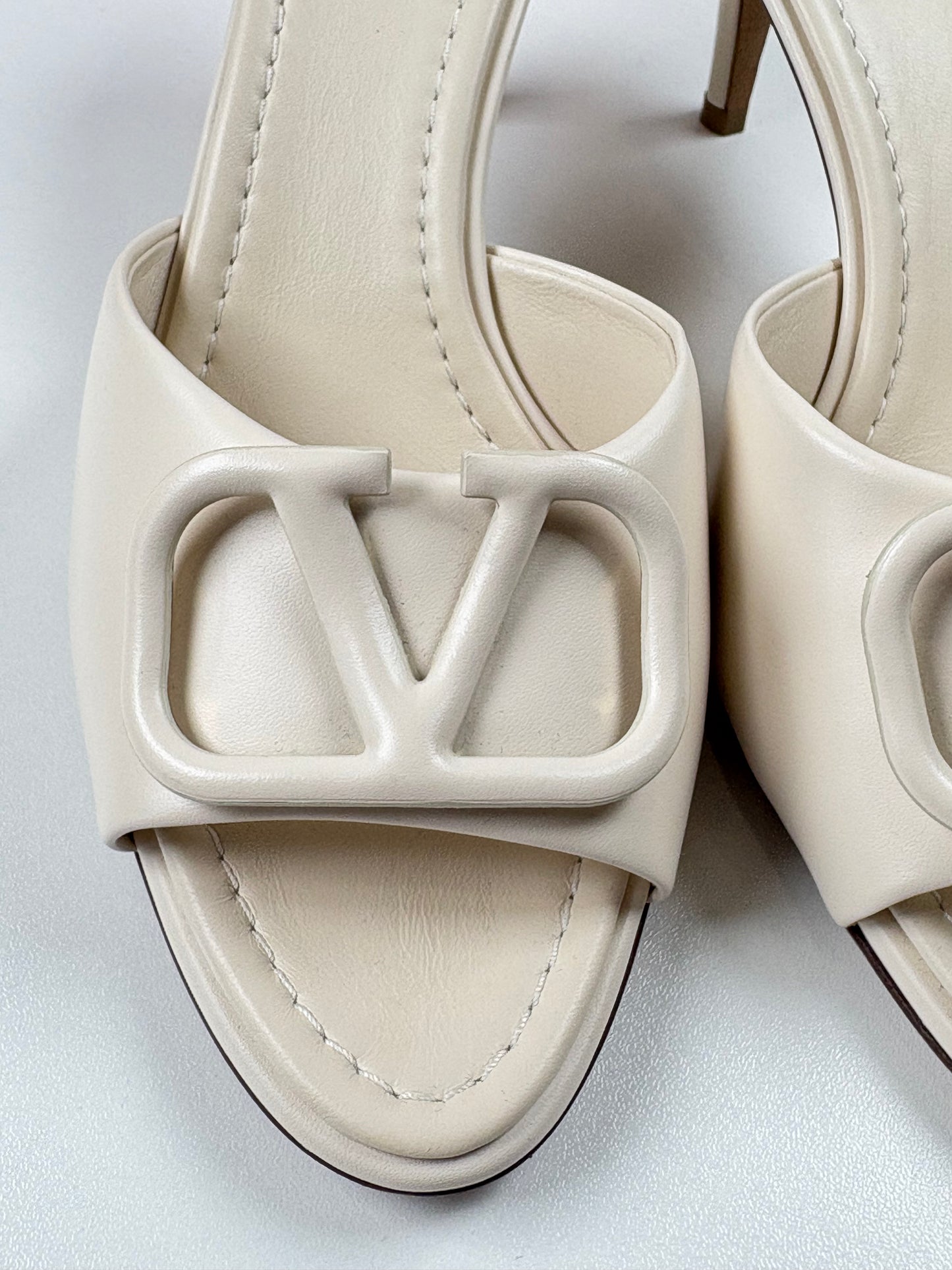 Pre-Owned VALENTINO GARAVANI VLogo Mules Sandals, White, 37