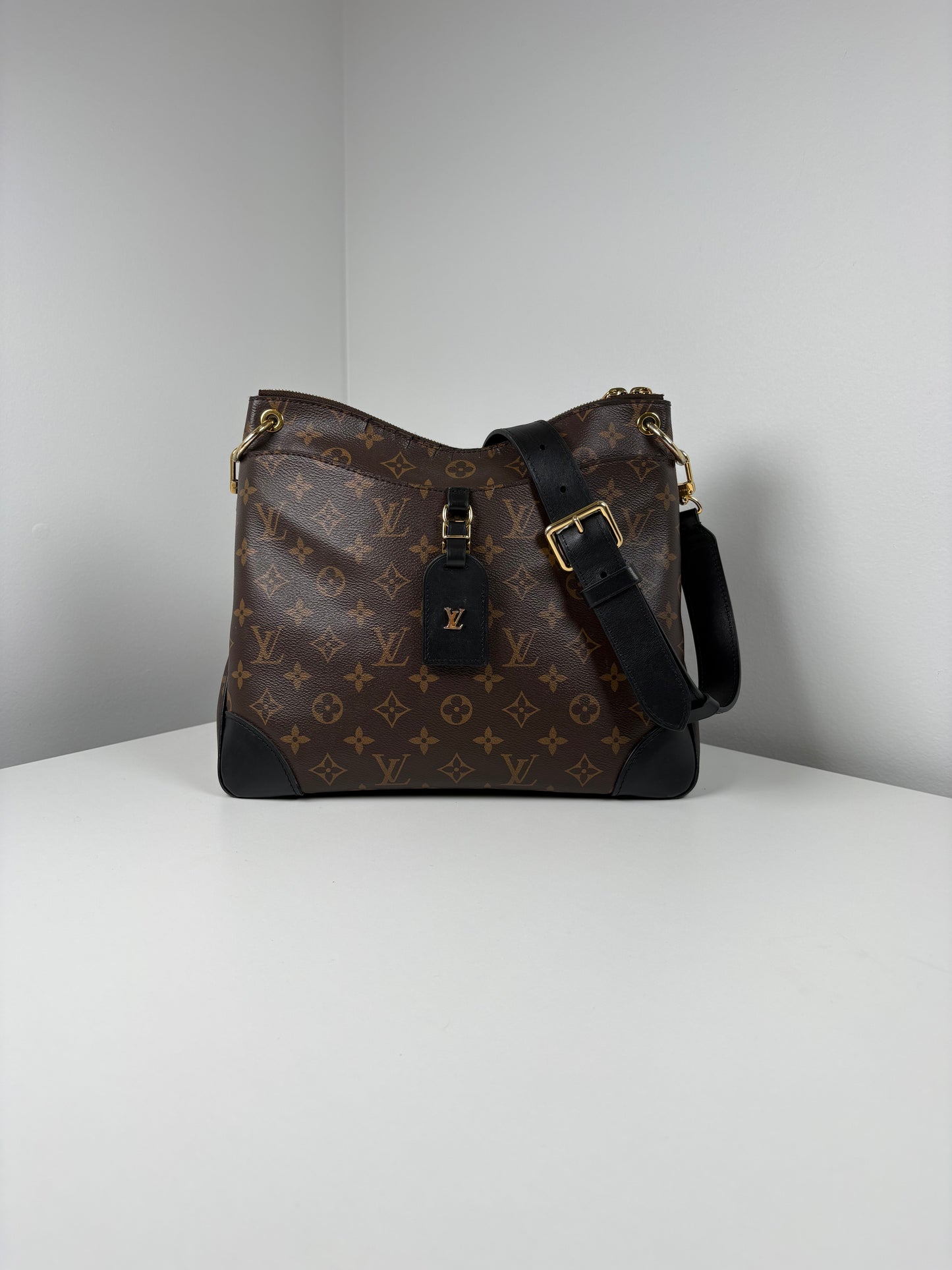 Pre-Owned LOUIS VUITTON Odeon Handbag, Monogram, MM