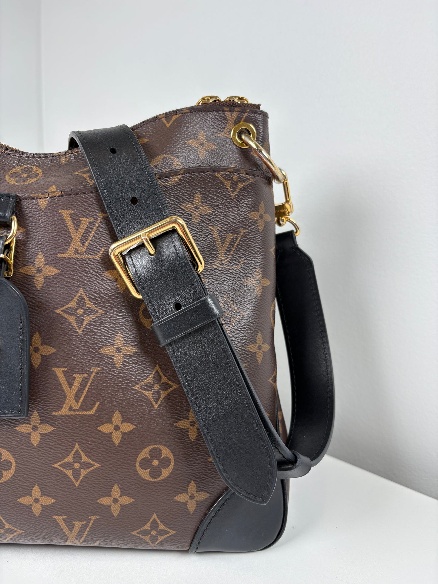 Pre-Owned LOUIS VUITTON Odeon Handbag, Monogram, MM