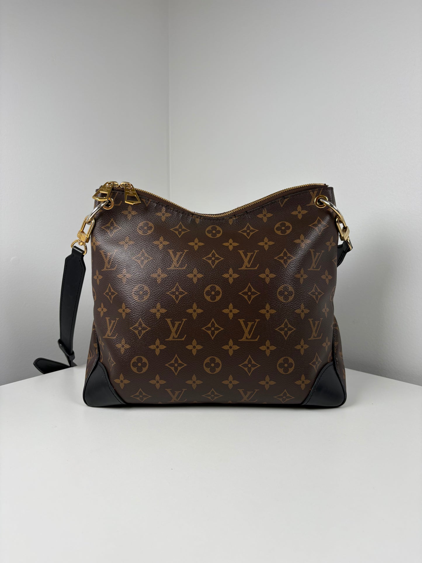 Pre-Owned LOUIS VUITTON Odeon Handbag, Monogram, MM