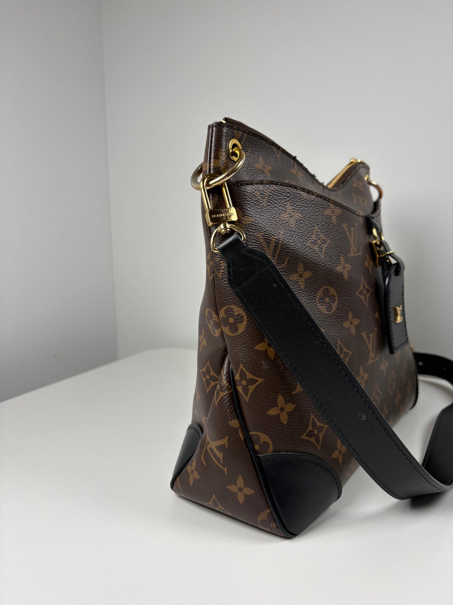 Pre-Owned LOUIS VUITTON Odeon Handbag, Monogram, MM