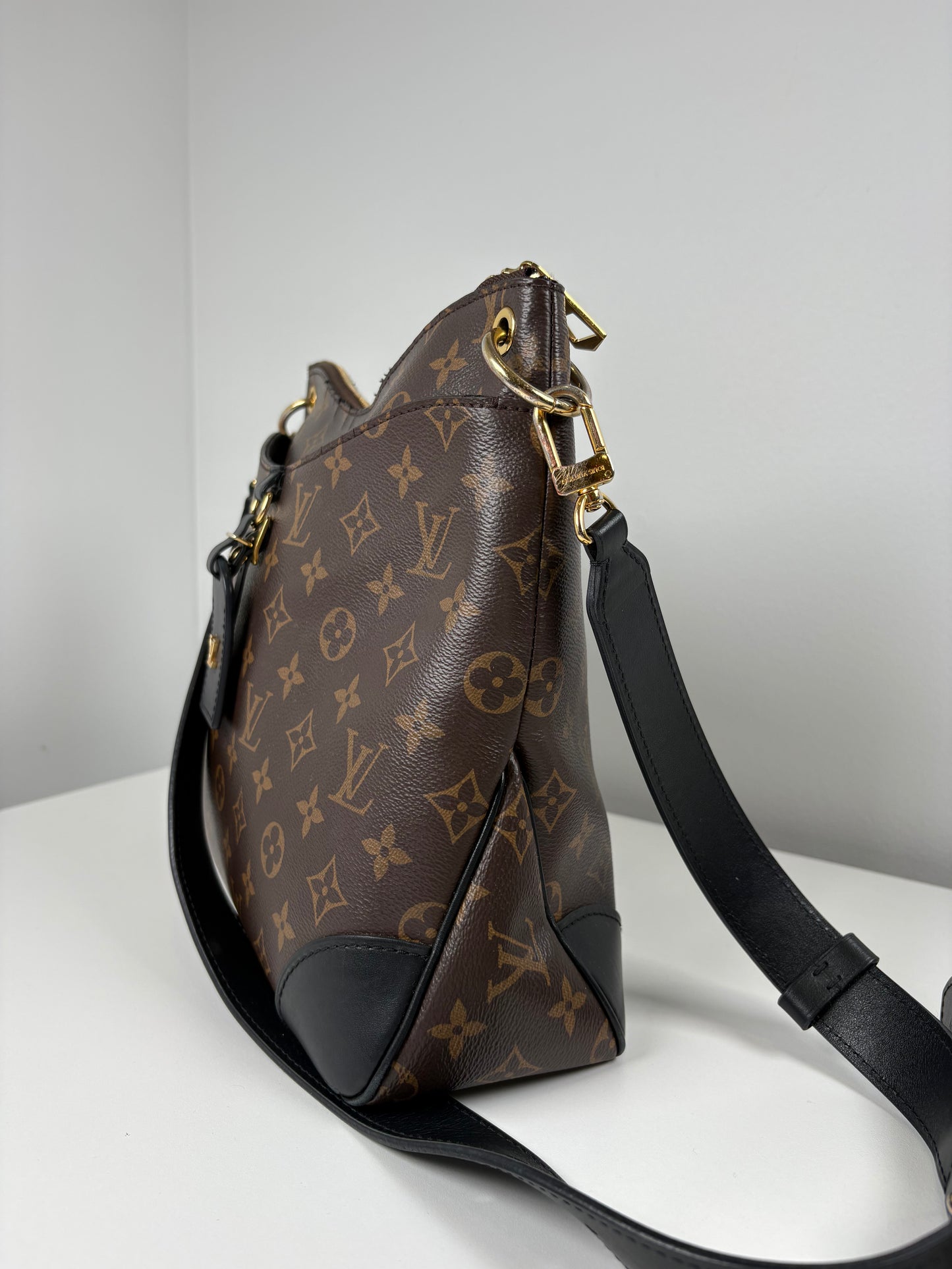 Pre-Owned LOUIS VUITTON Odeon Handbag, Monogram, MM