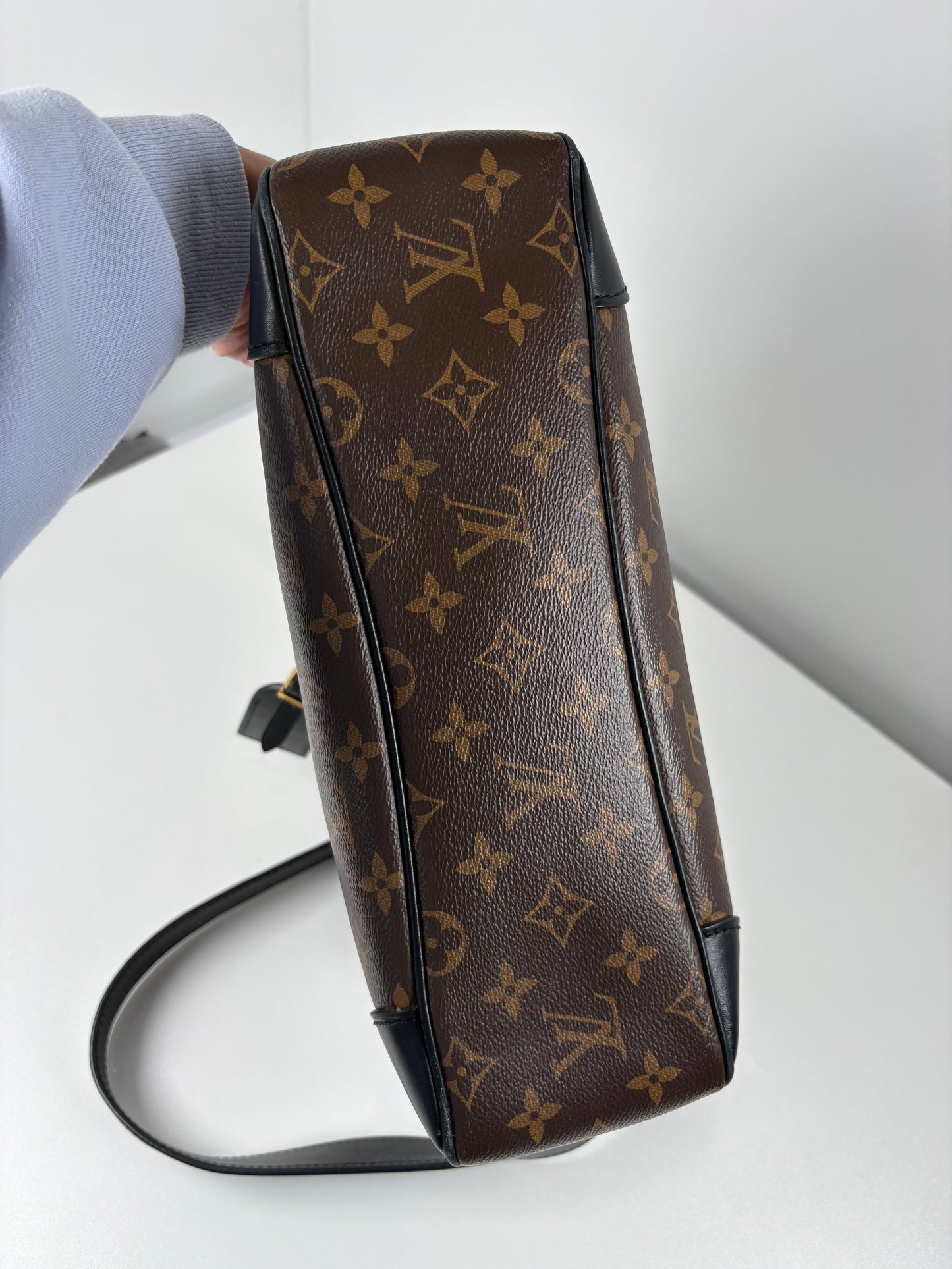 Pre-Owned LOUIS VUITTON Odeon Handbag, Monogram, MM