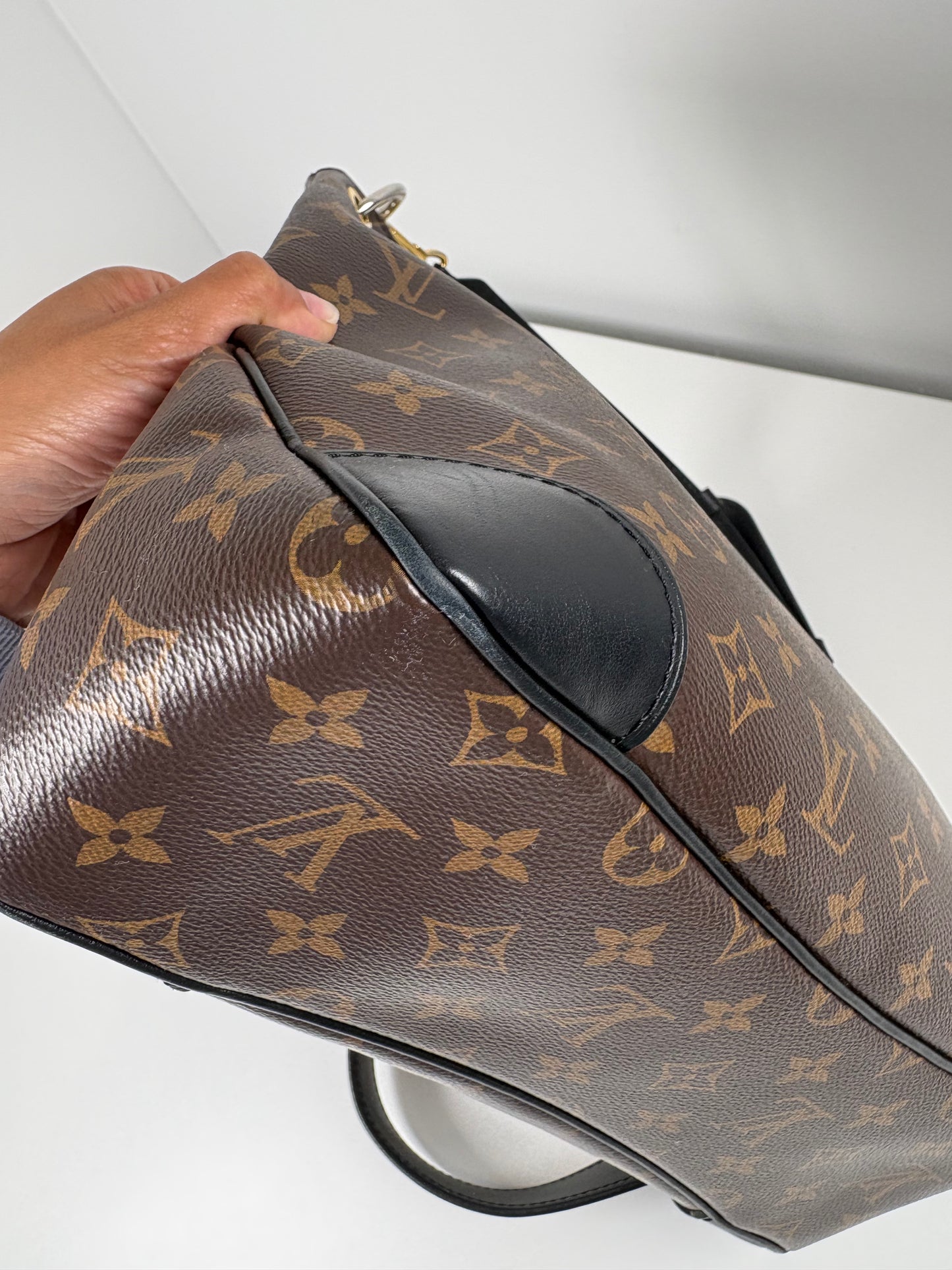 Pre-Owned LOUIS VUITTON Odeon Handbag, Monogram, MM