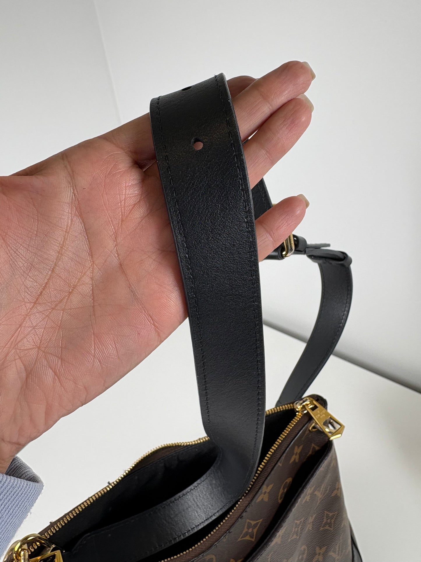 Pre-Owned LOUIS VUITTON Odeon Handbag, Monogram, MM