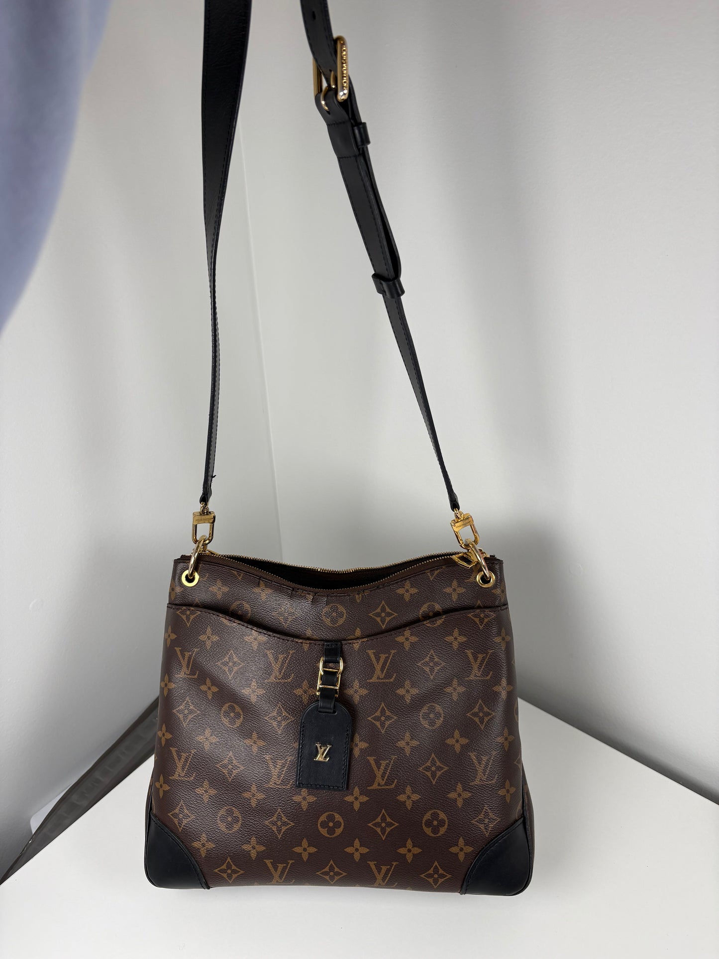 Pre-Owned LOUIS VUITTON Odeon Handbag, Monogram, MM